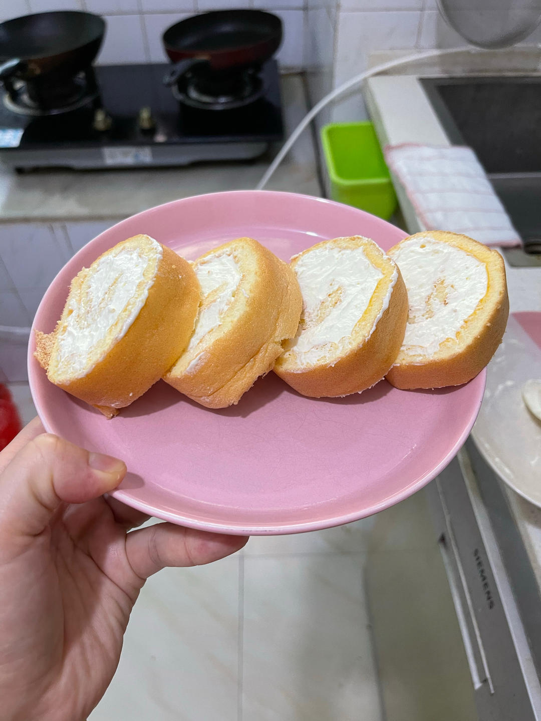 超详细的瑞士卷奶油蛋糕卷原味蛋糕卷的制作方法 饱满不掉皮不开裂（附模具换算方法）
