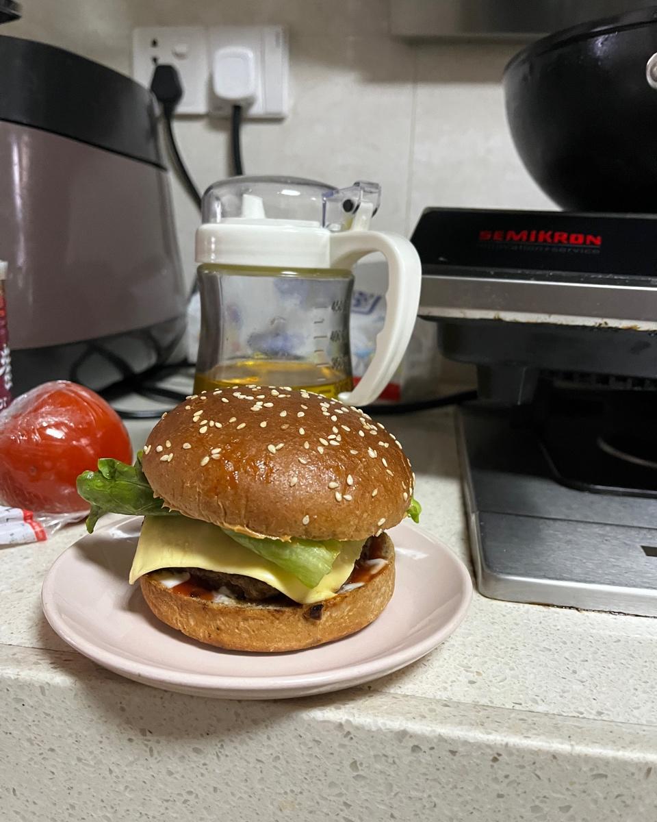 牛肉汉堡 煎出香嫩多汁的牛肉饼