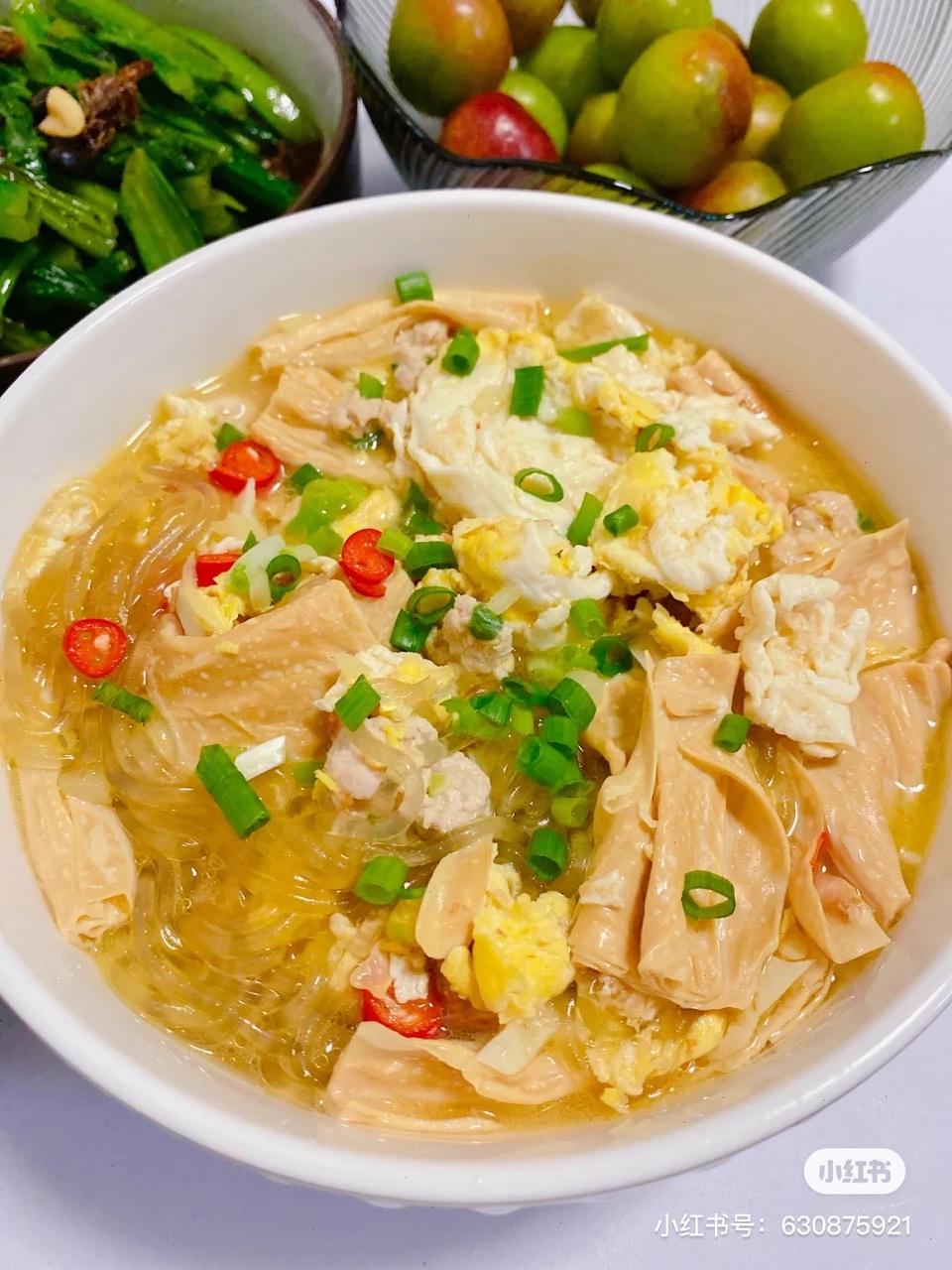 不喜欢葱的可以不加)②锅中热油加入两个鸡蛋翻炒(鸡蛋不要打散后再炒