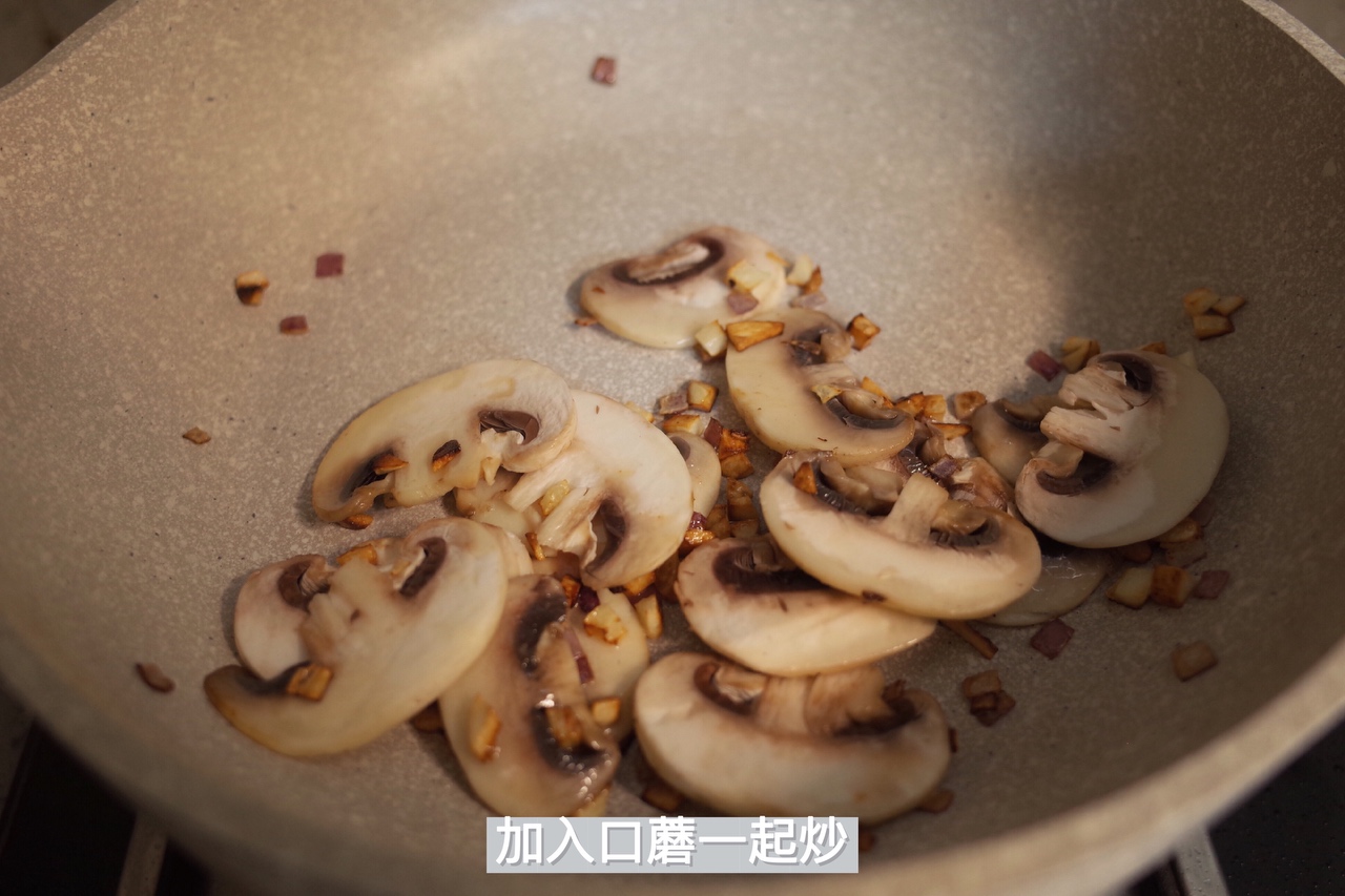 蒜香奶油蘑菇汁鸡排的做法 步骤7