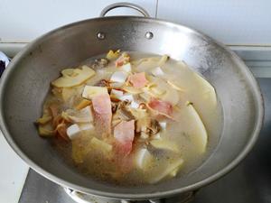 河蚌咸肉竹笋豆腐煲的做法 步骤5