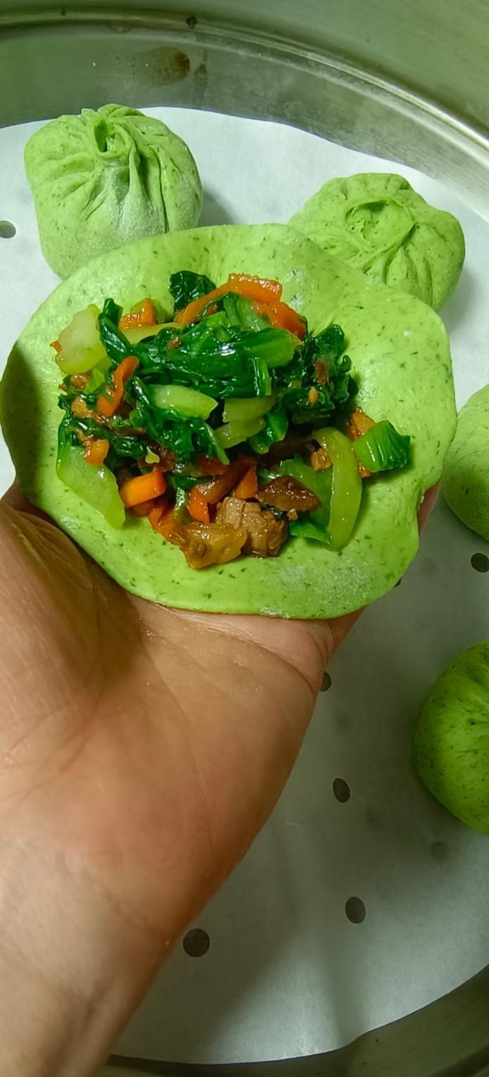 青菜香菇胡萝卜肉丁包子馅，青菜嘎嘣脆，秋冬来上一笼热腾腾的包子