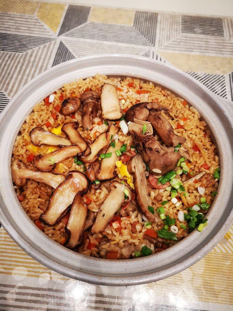 一焖鲜上天的【松茸排骨煲仔饭】，喷香十足吃不够！