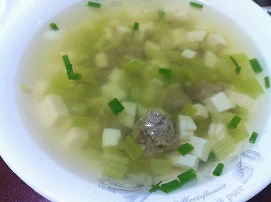 芹菜豆腐肉圆汤的做法
