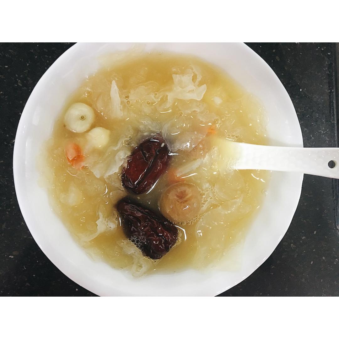 红枣银耳莲子羹