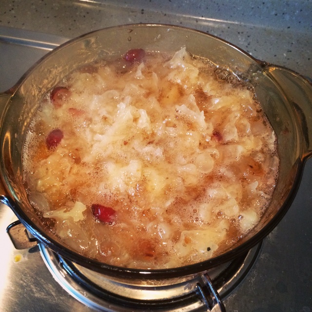 美容润肤 益气补血《桃胶皂角米百合银耳红枣羹》