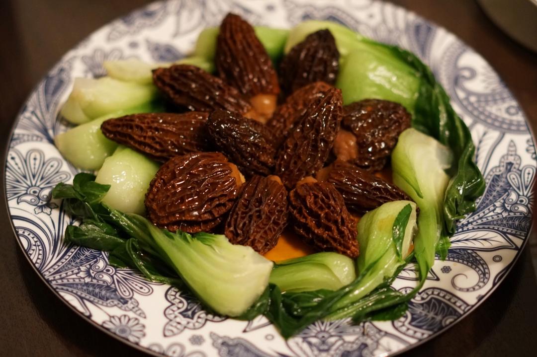 一口咬下终生难忘美味的羊肚菌酿肉