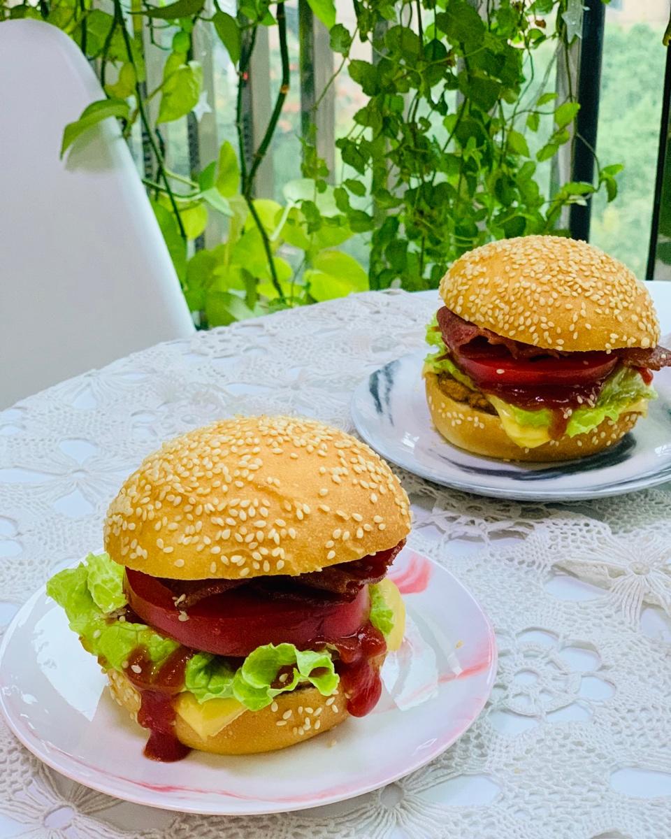 芝士培根秘制鸡肉汉堡包