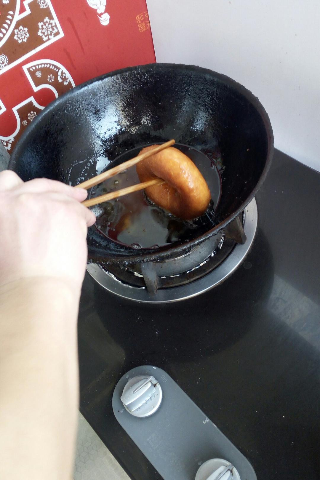 像甜甜圈一样的炸油饼