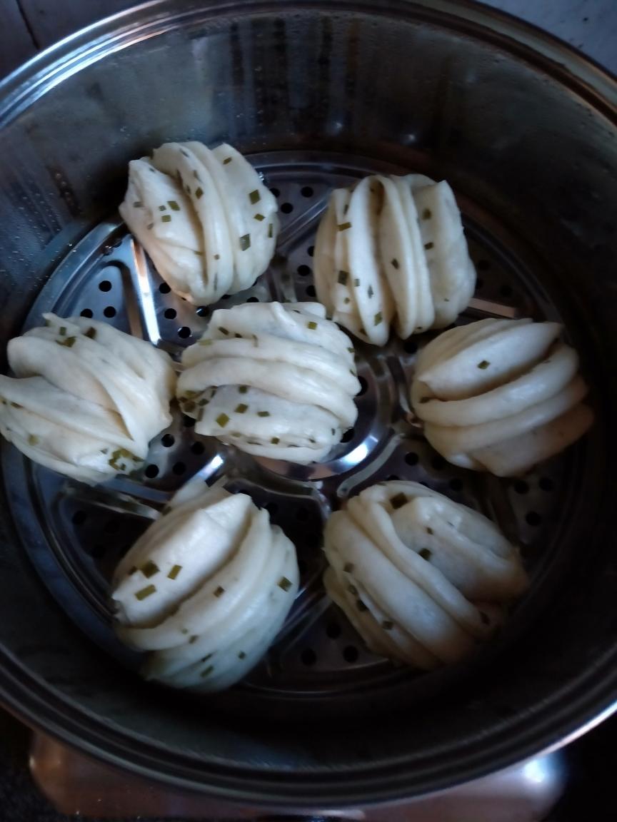 【葱卷馒头的做法步骤图,葱卷馒头怎么做好吃】不喜欢做美食的妈妈
