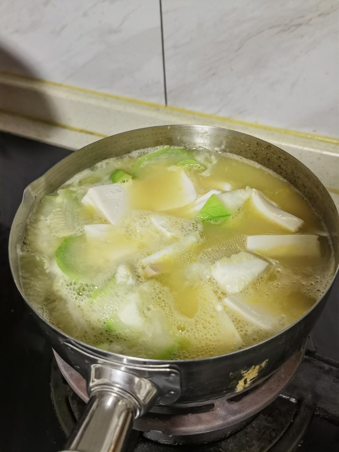 鲜掉眉毛的咸鸭蛋丝瓜豆腐汤