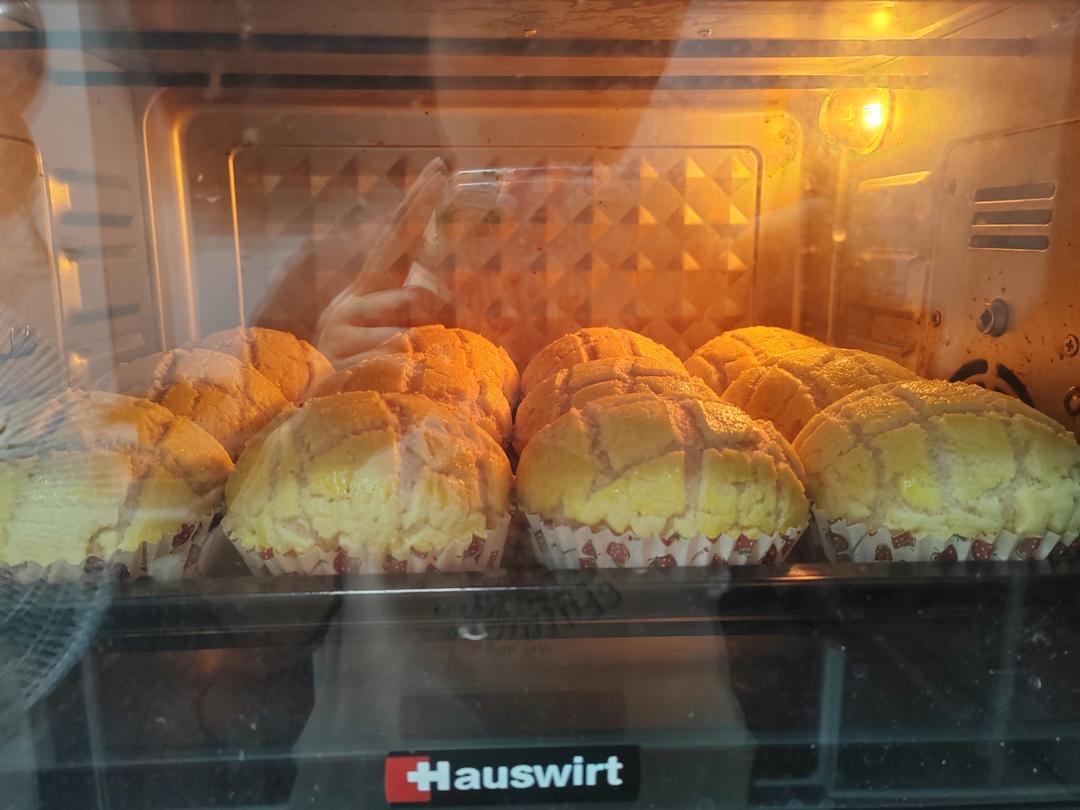 好吃到炸裂的港式菠萝包（附带制作酥皮的小视频）