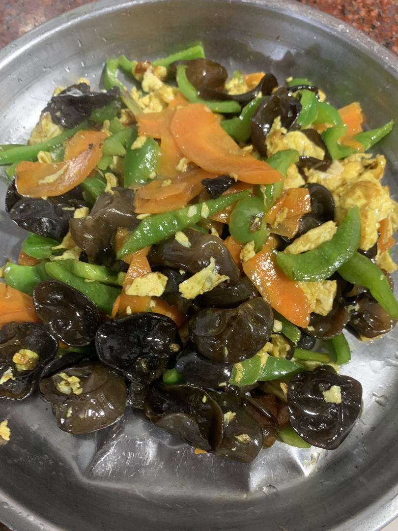 这么搭配也太香了！青椒胡萝卜木耳炒鸡蛋