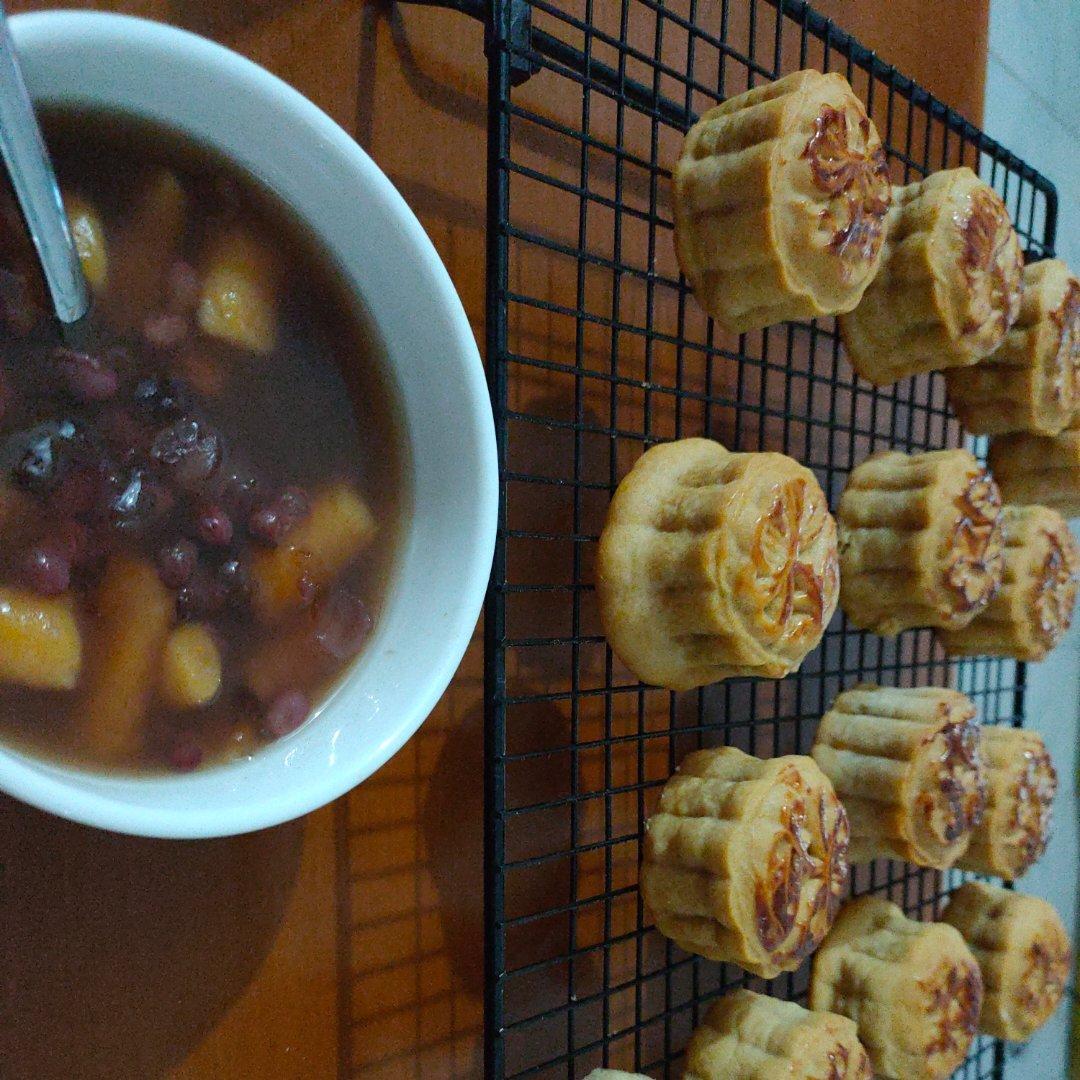 广式莲蓉蛋黄月饼的做法（最新的月饼馅包法详细步骤解析）