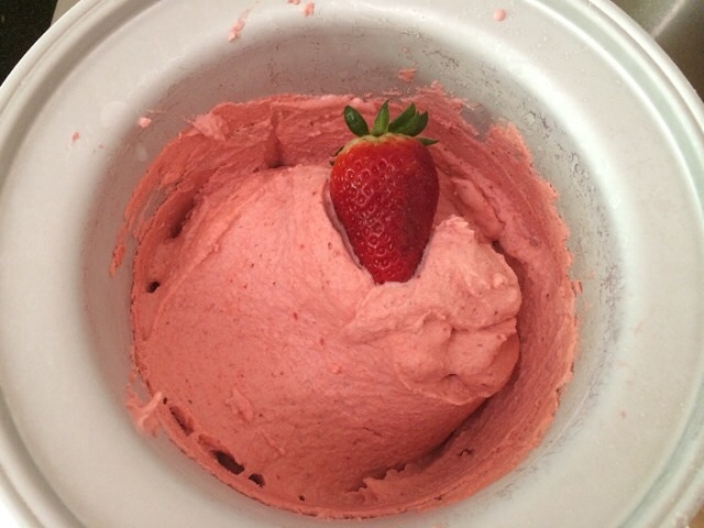 简单好吃的草莓冰激凌：）的做法