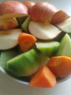 【广东煲汤】青红萝卜苹果煲猪铮（是的你没有看错，苹果也可以煲汤）的做法 步骤4