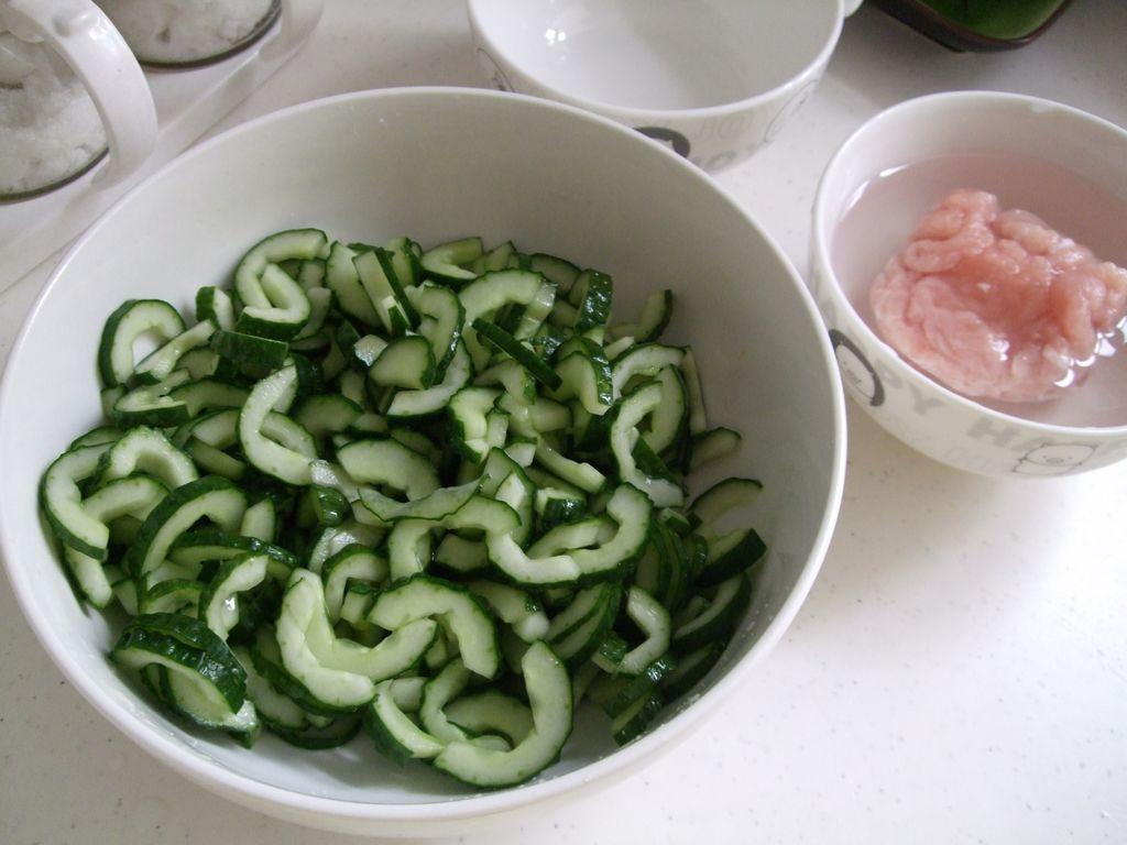 黄瓜皮炒肉的做法 步骤1