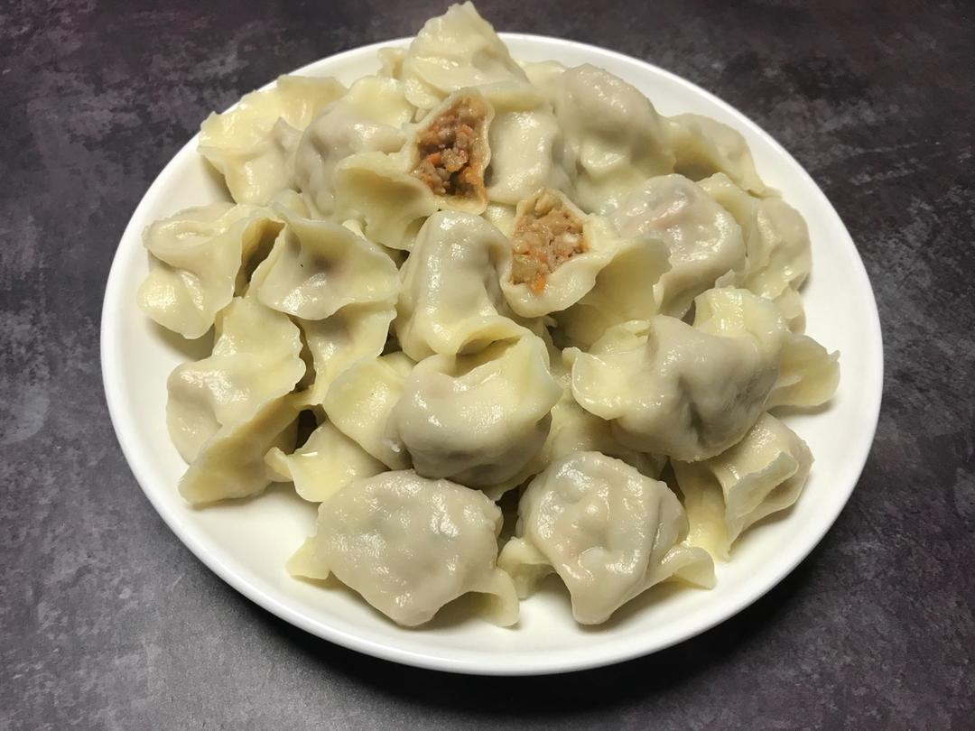 宁宁的胖妈做的香菇猪肉胡萝卜饺子