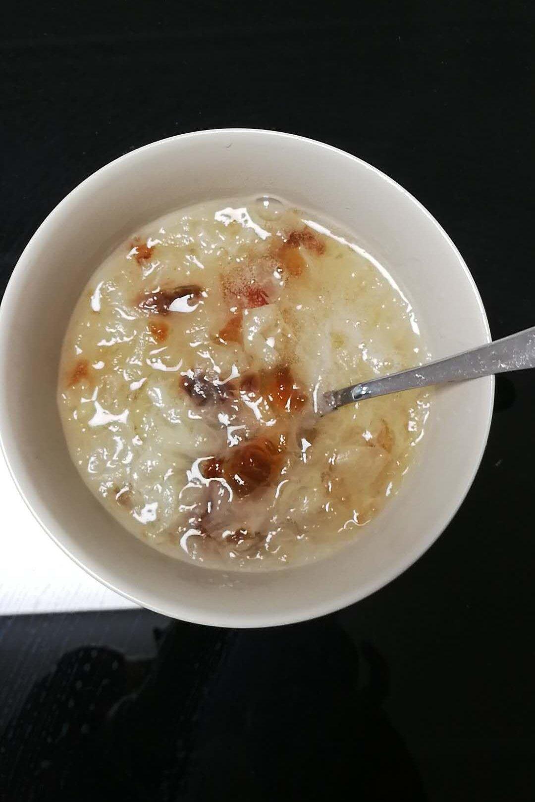 桃胶皂角米炖雪燕
