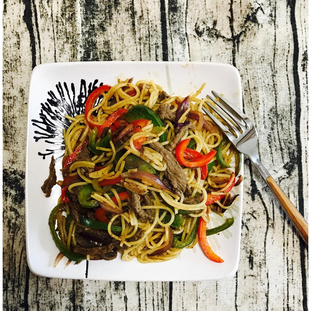 黑椒牛柳炒意面