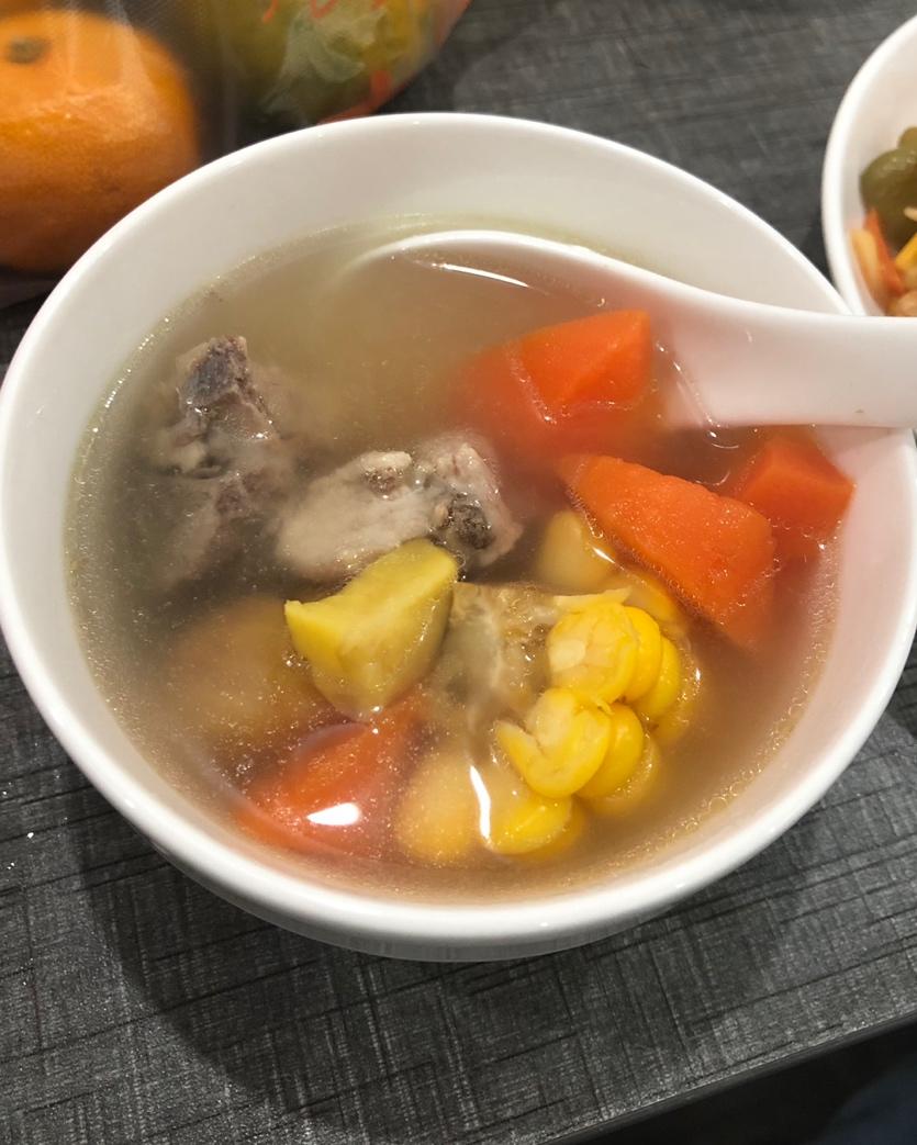 胡萝卜玉米排骨汤