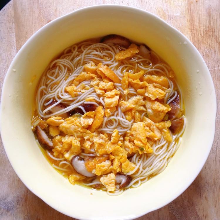 家常香菇鸡蛋面条的做法