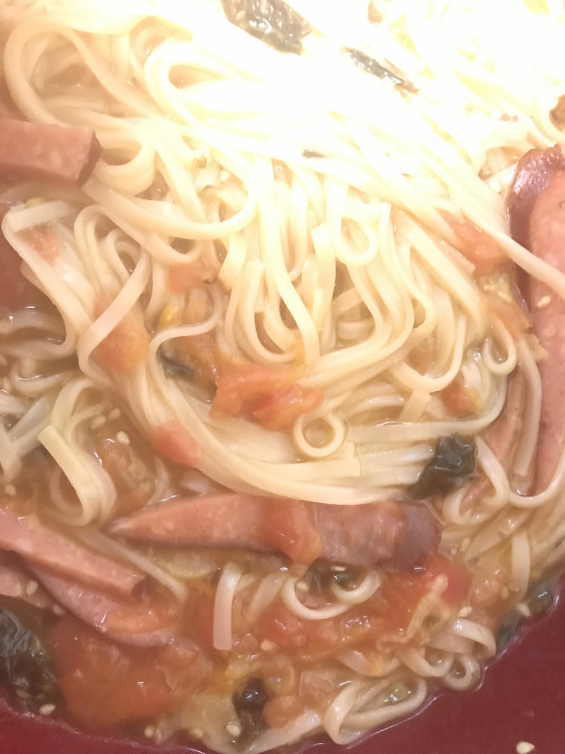 好吃到舔碗‼️酱汁浓郁美味的茄汁火腿焖面