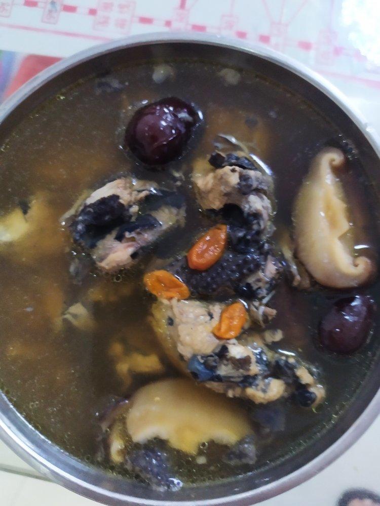 枸杞红枣乌鸡汤