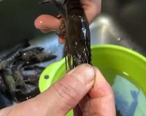 教大家挑虾线🦐的做法 步骤1