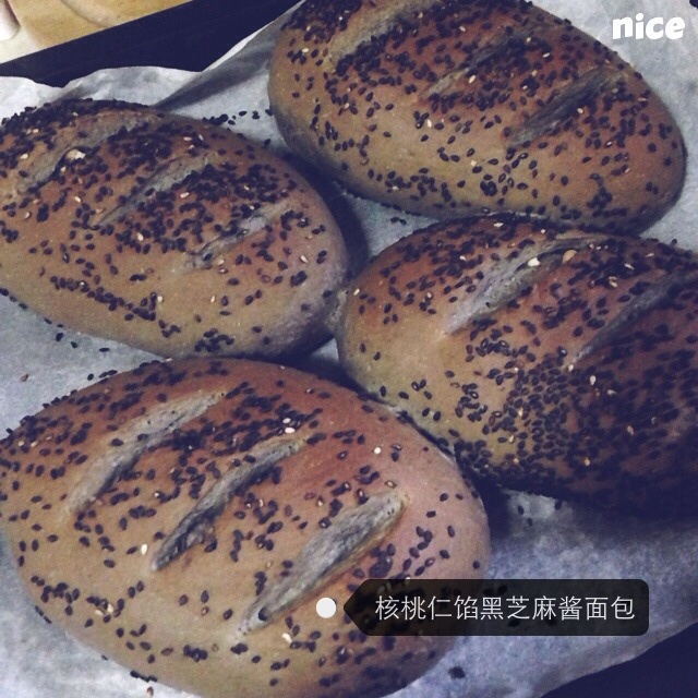 黑芝麻酱吃法之一——黑芝麻吐司