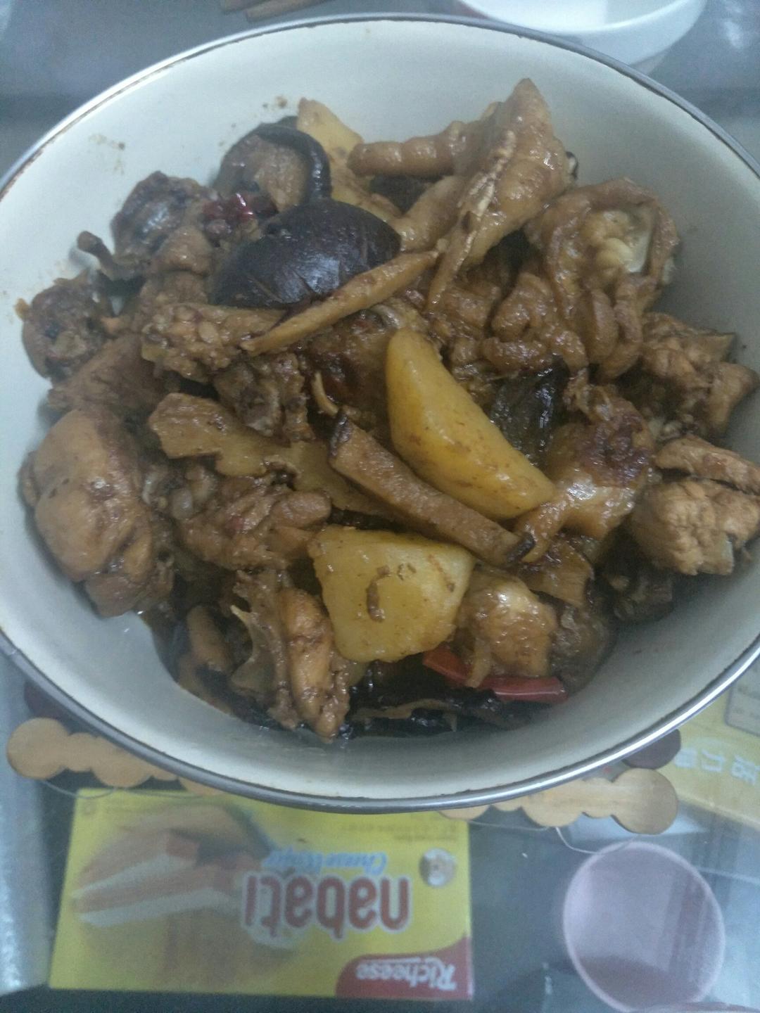 香菇鸡肉炖土豆