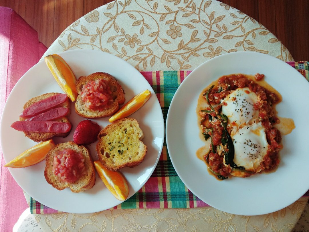 罗勒叶卧鸡蛋 
配意大利西红柿丁酱

一款好吃好看的西式早餐
