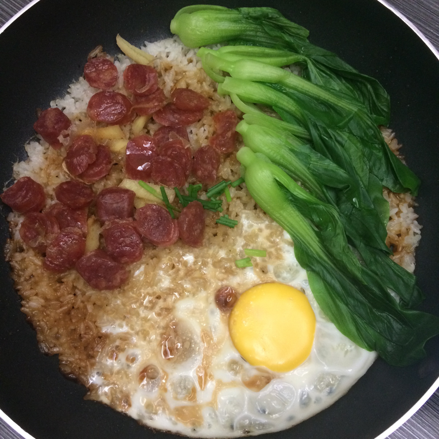 广式腊味煲仔饭