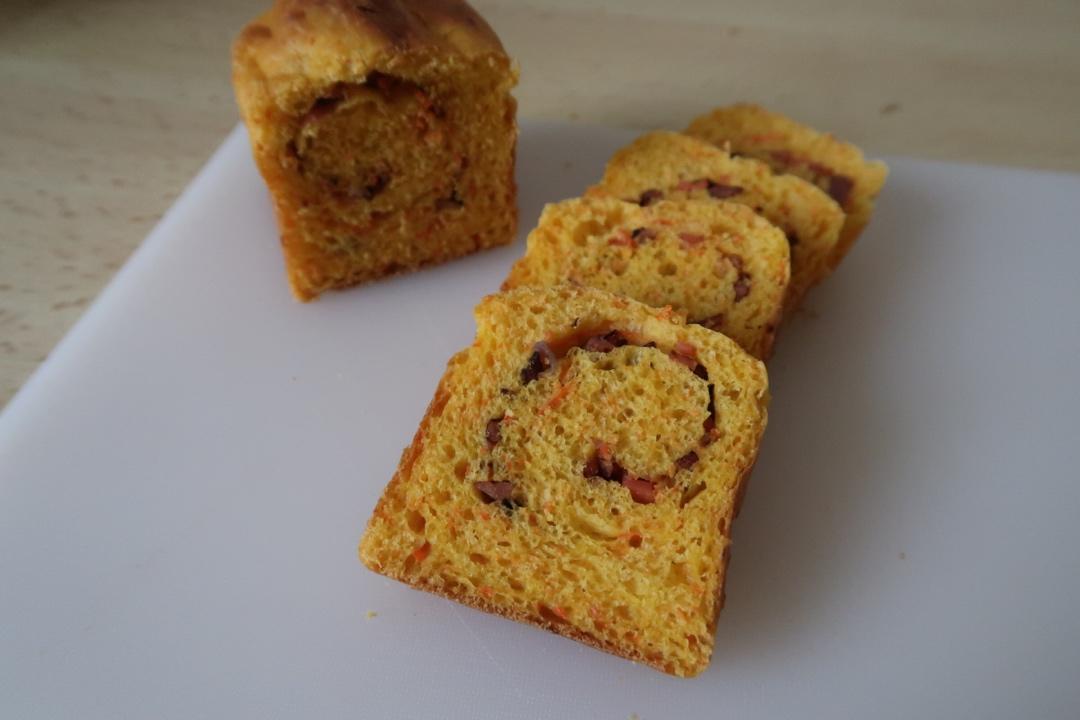 胡萝卜香肠面包