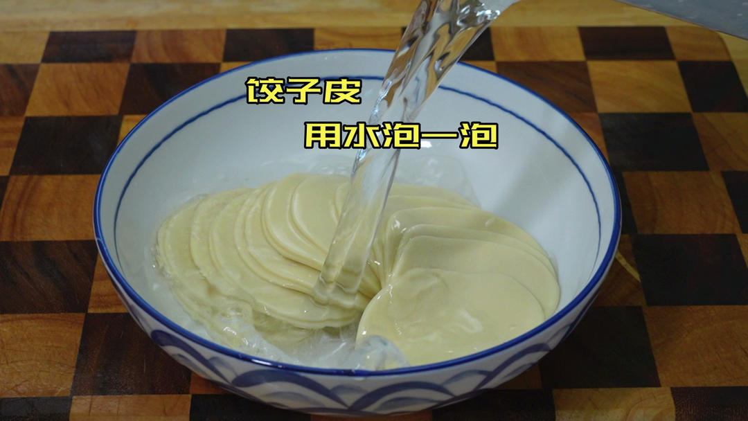 吃剩的饺子皮别再丢掉，像我这样放水里泡一泡，出锅全家都爱吃的做法