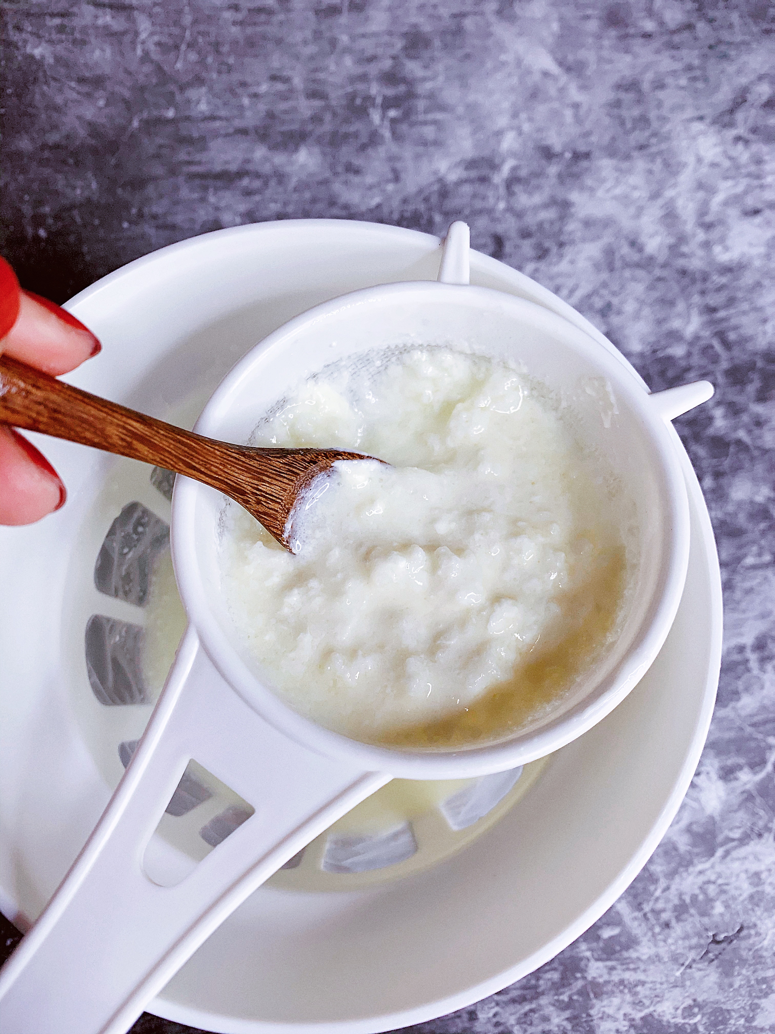不用菌粉（奶粉也可以做的）最简单的雪莲菌，开菲尔菌希腊酸奶的做法 步骤3