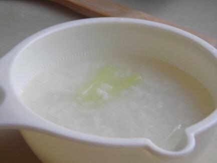 葱白粳米粥（风寒感冒宝宝食谱）的做法
