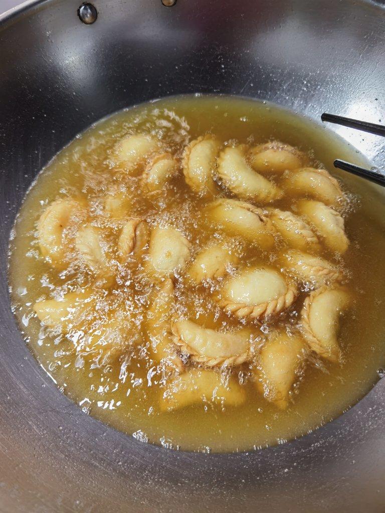 酥皮油角