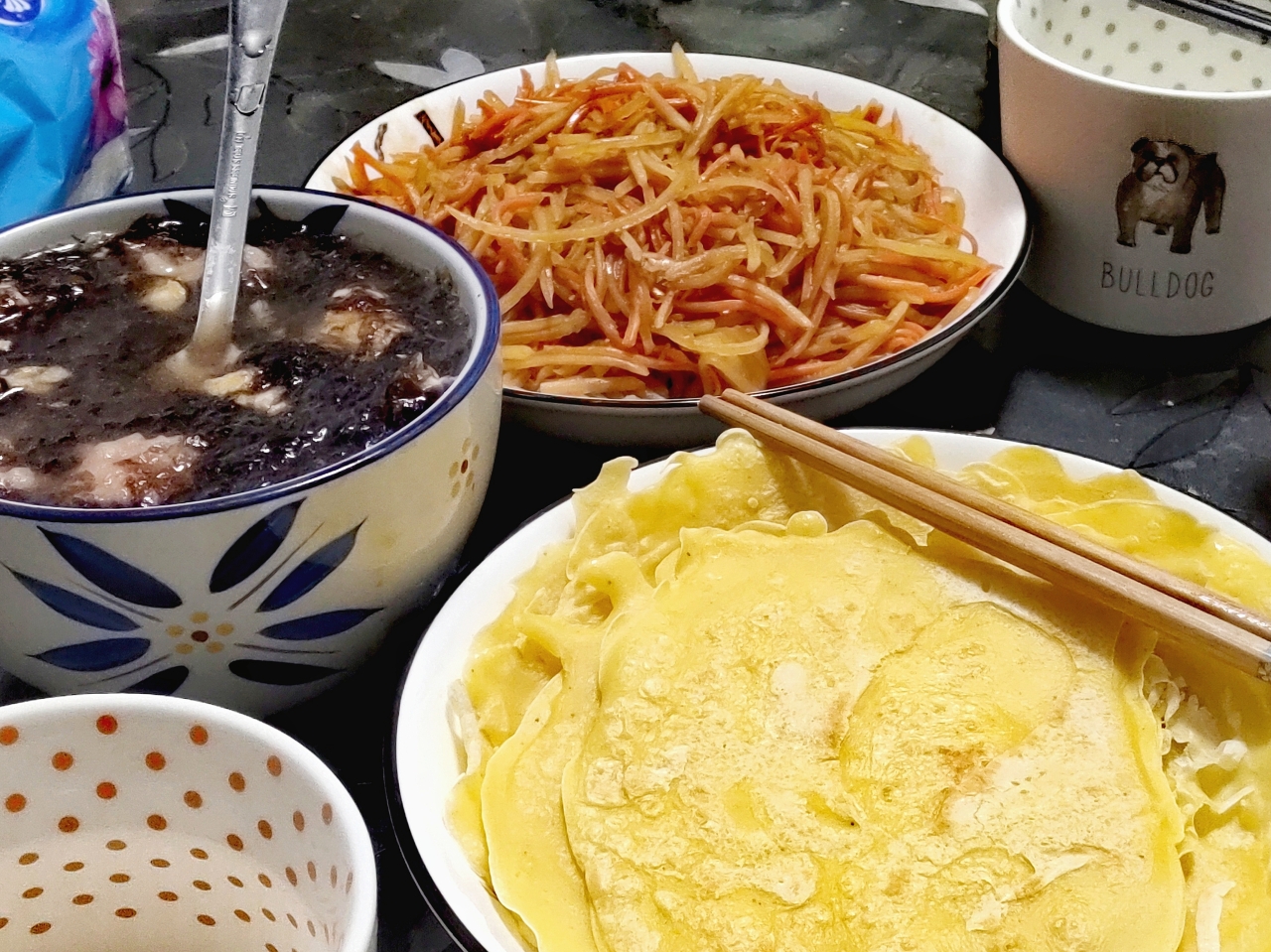 胡萝卜土豆丝卷饼+紫菜虾滑汤的做法