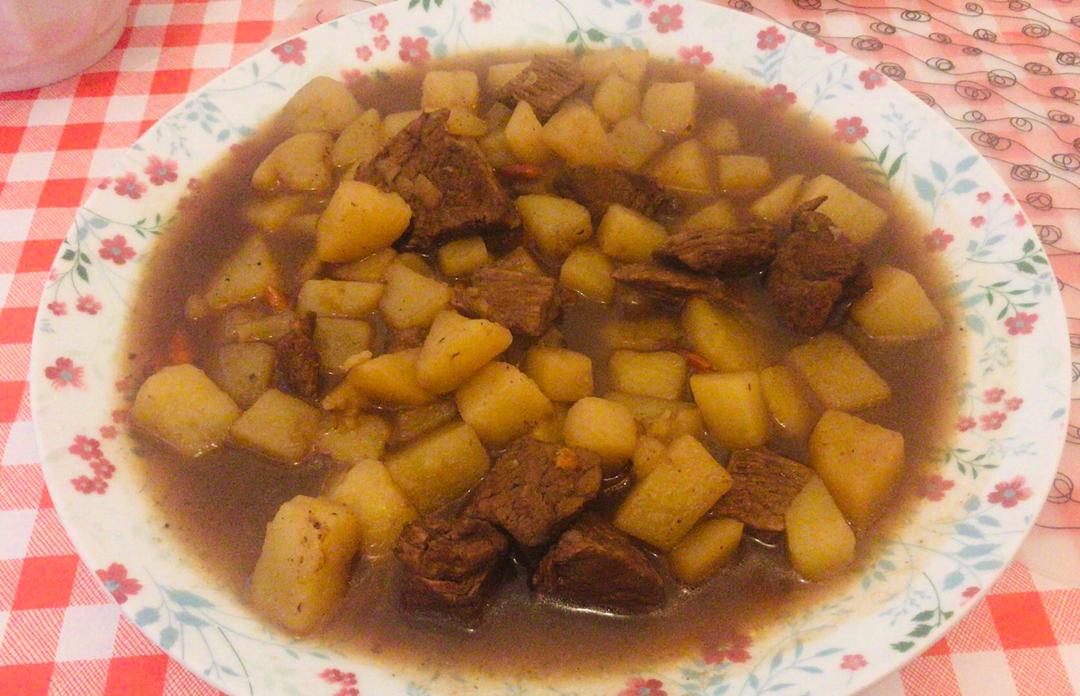 红烧牛腩炖土豆