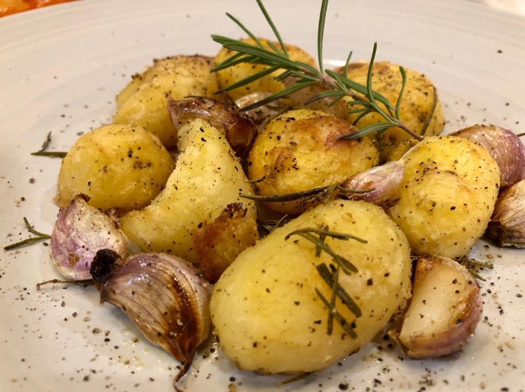 Jamie Oliver的迷迭香大蒜烤土豆