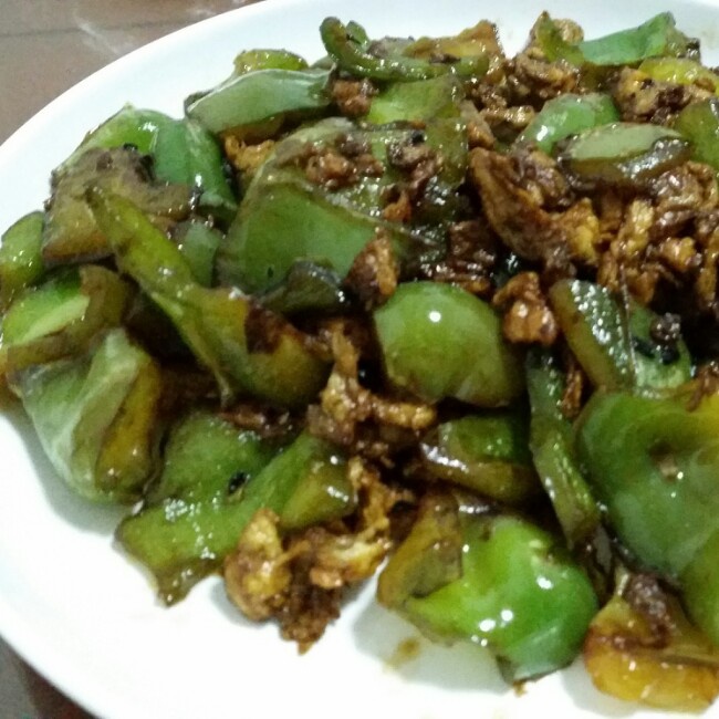 用电饼铛做柿子椒炒鸡蛋