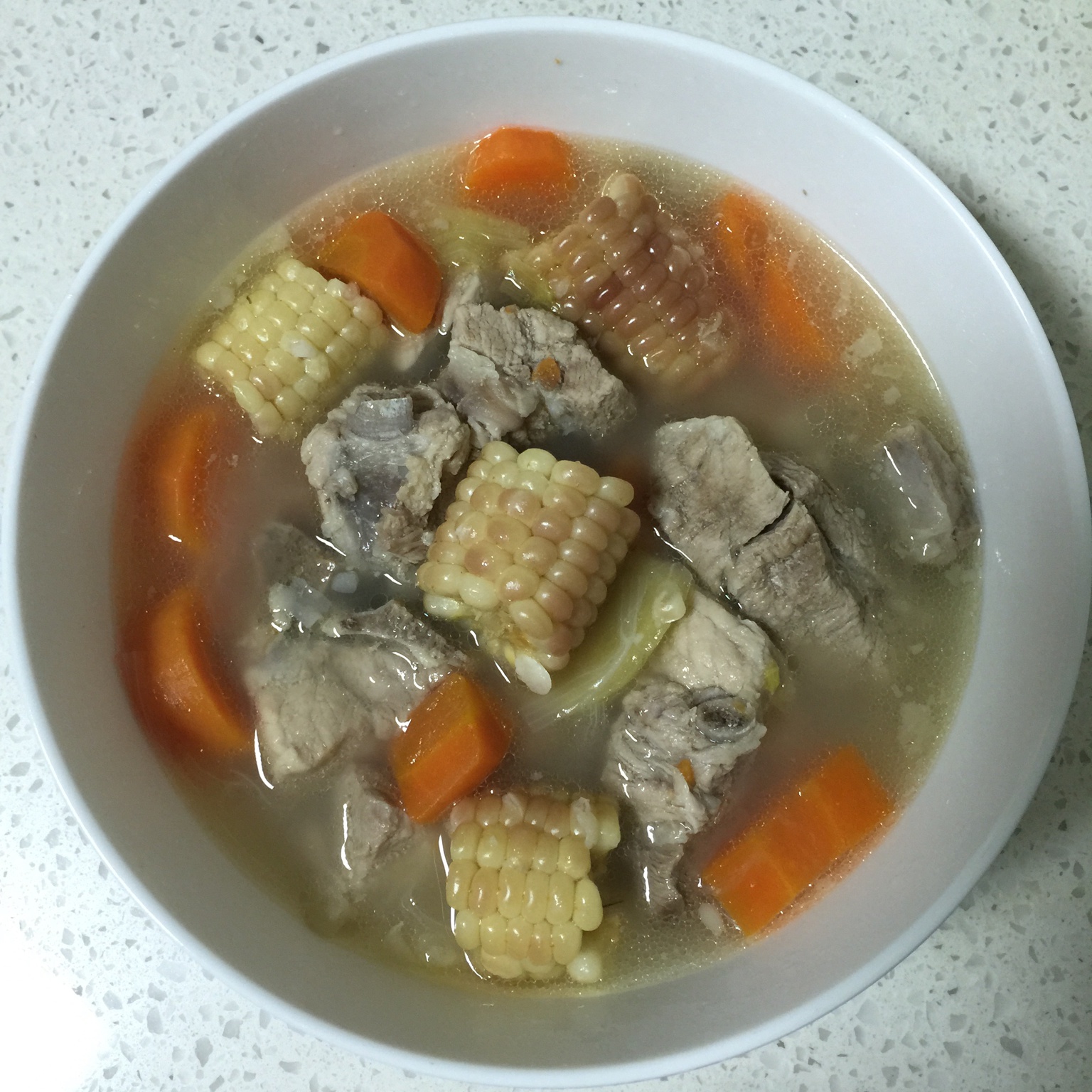 胡萝卜玉米排骨汤
