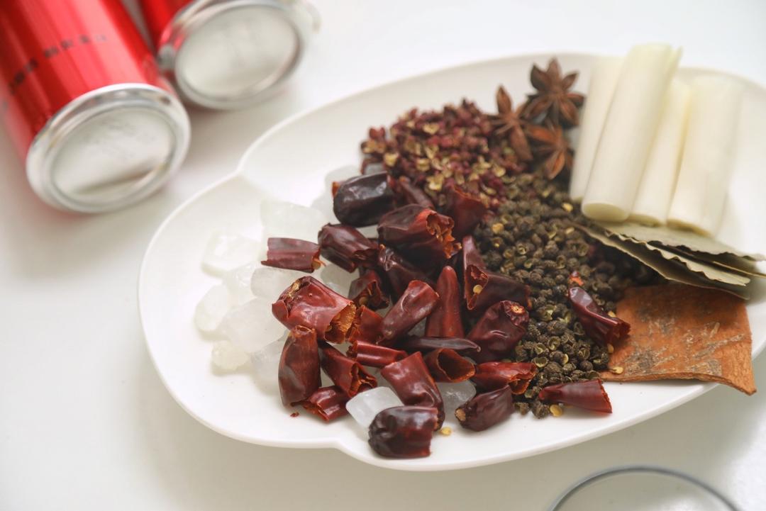 零难度自制辣卤鸭货，宅家零嘴一起啃不停的做法 步骤3