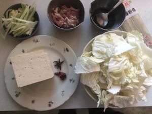 五花肉白菜豆腐炖粉条的做法 步骤1