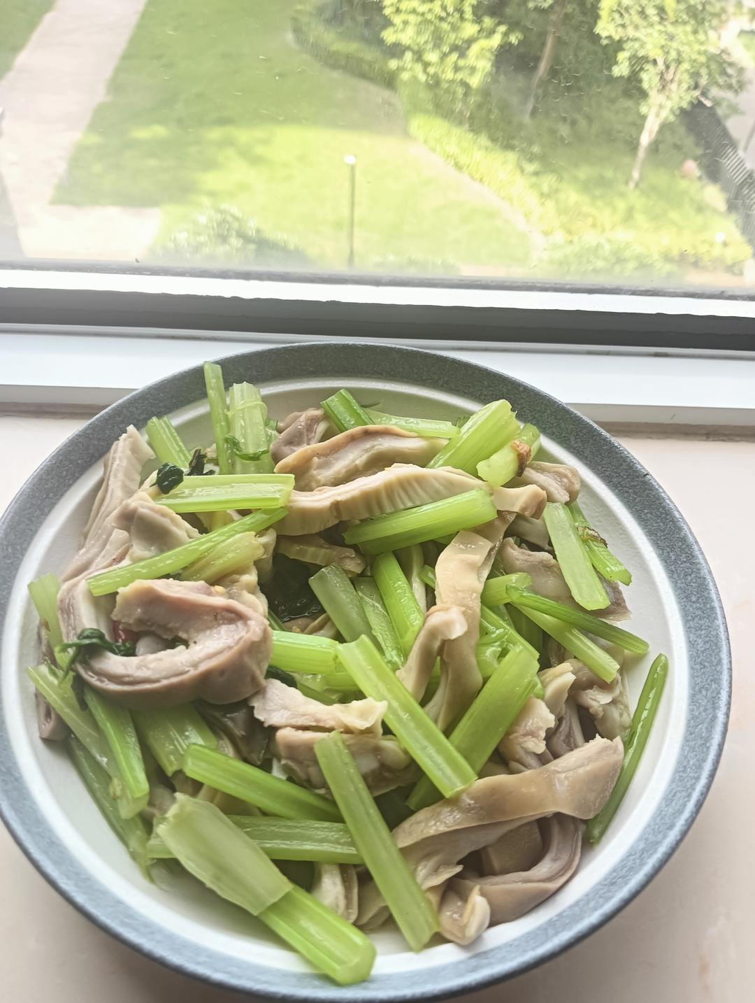 芹菜和它非常搭，简单炒一炒就美味—— 芹菜炒肚丝