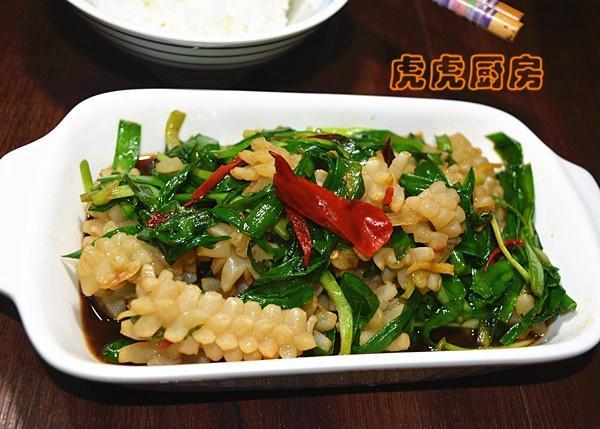 韭菜炒鱿鱼花的做法