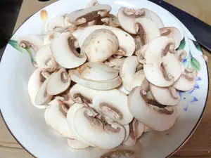 圆菇炒肉—普通而美味的的做法 步骤1