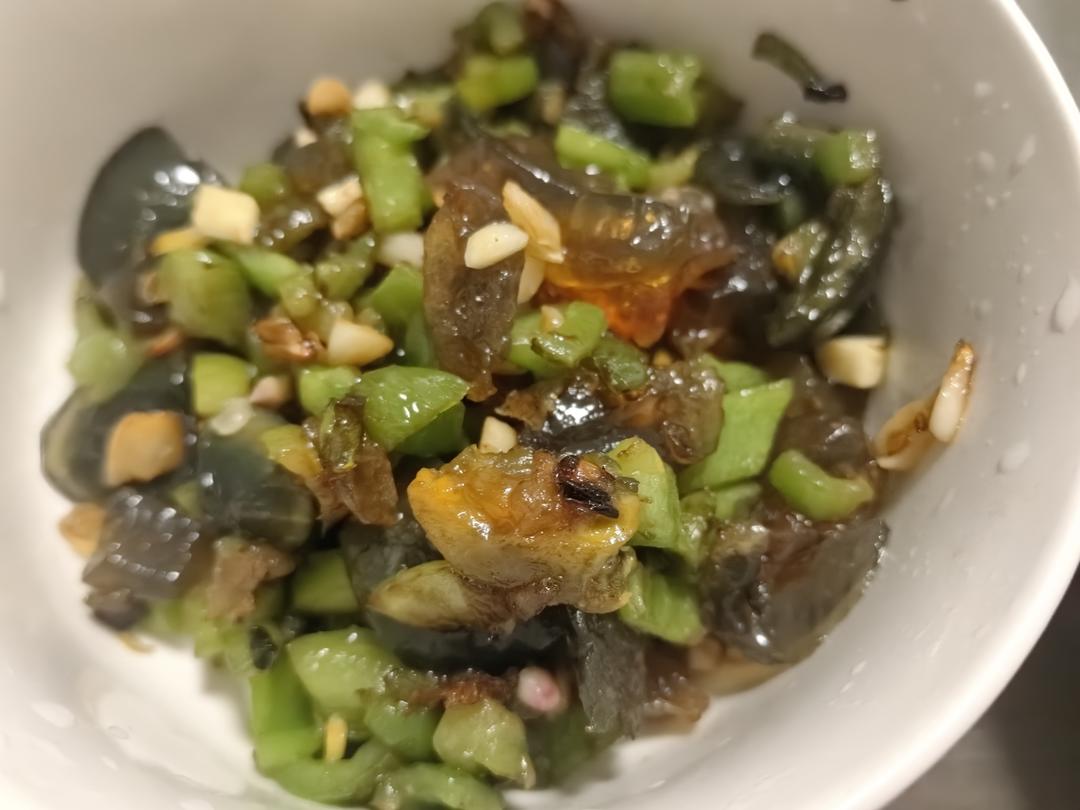 青椒炒皮蛋😋你以为它是黑暗料理？其实是下饭神菜😆