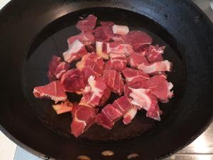 胡萝卜青笋烧牛肉的做法 步骤1